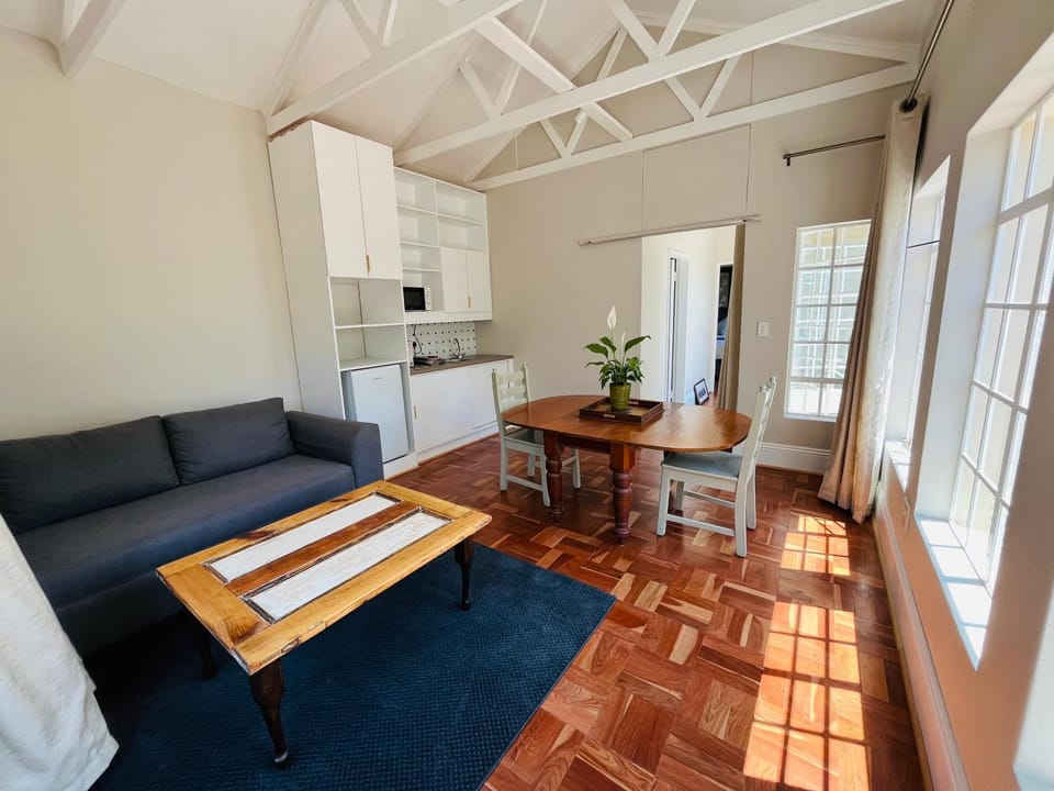 Kitchen or kitchenette, Living room, Seating area, Dining area, stove