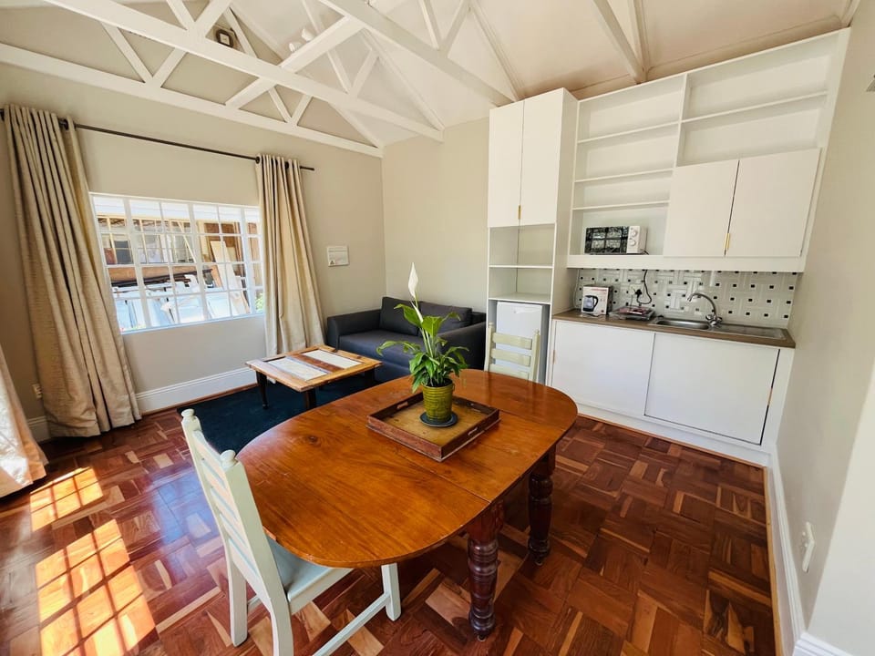 Kitchen or kitchenette, Dining area, stove