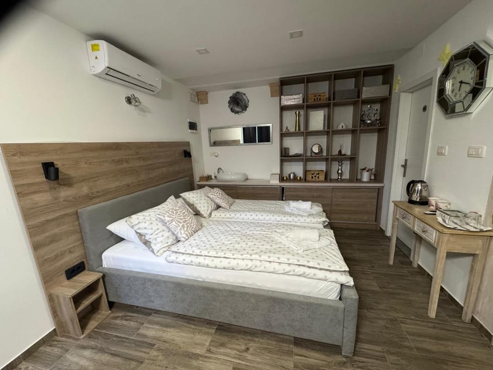 Bed, Bedroom, air conditioner