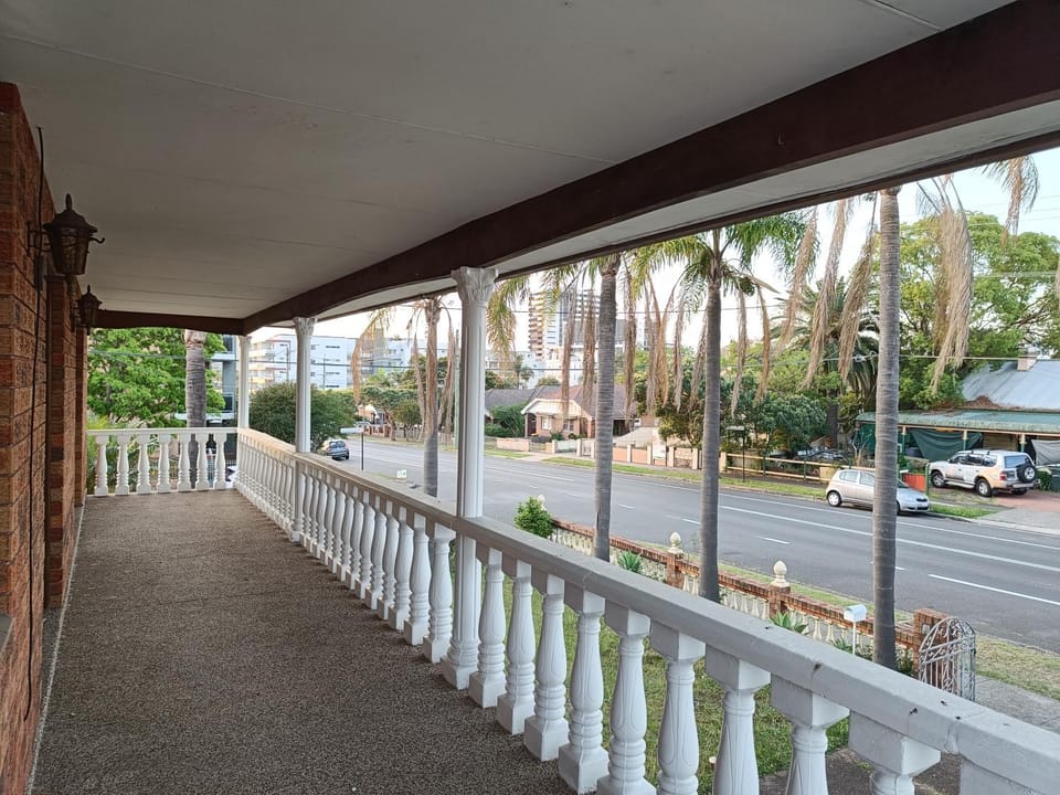Cozy Family Room with Private Bathroom in Spacious Home - M8 Vacation rental in Merrylands