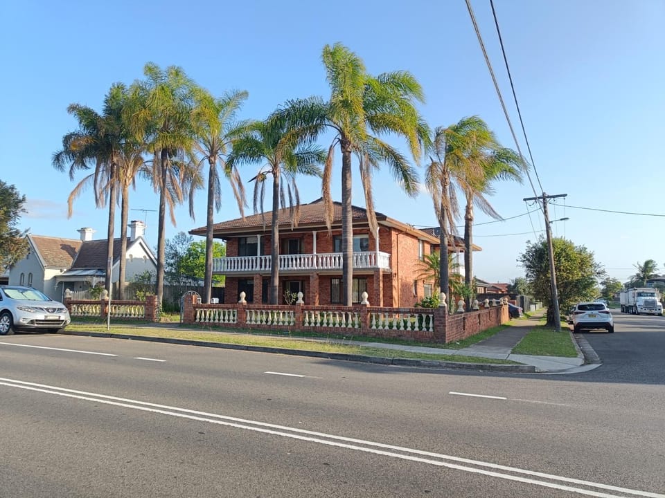 Cozy Family Room with Private Bathroom in Spacious Home - M8 Vacation rental in Merrylands