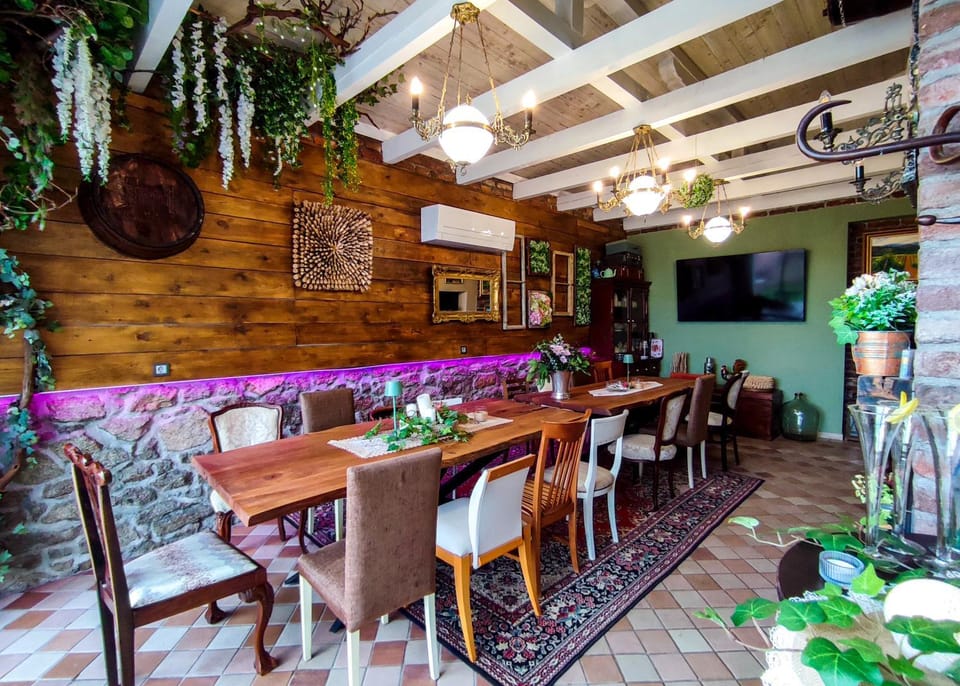 Restaurant/places to eat, TV and multimedia, Living room, Banquet/Function facilities, Decorative detail, Seating area, Evening entertainment