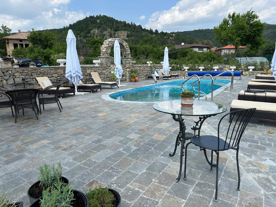 Property building, Patio, Day, Pool view, Swimming pool, sunbed