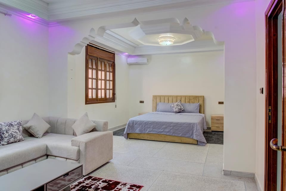 Bed, Living room, Photo of the whole room, Seating area, Bedroom, air conditioner