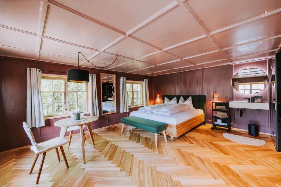 Shower, Bed, TV and multimedia, Photo of the whole room, Seating area, Bedroom, Mountain view, hair dryier, minibar, towels, wardrobe