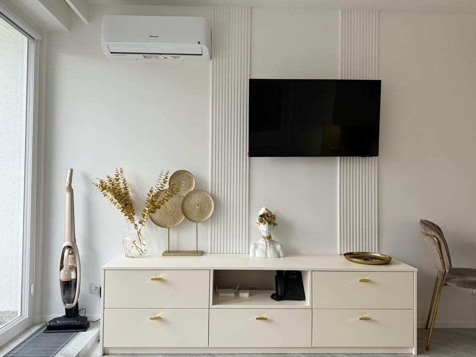 TV and multimedia, Living room, Dining area, air conditioner