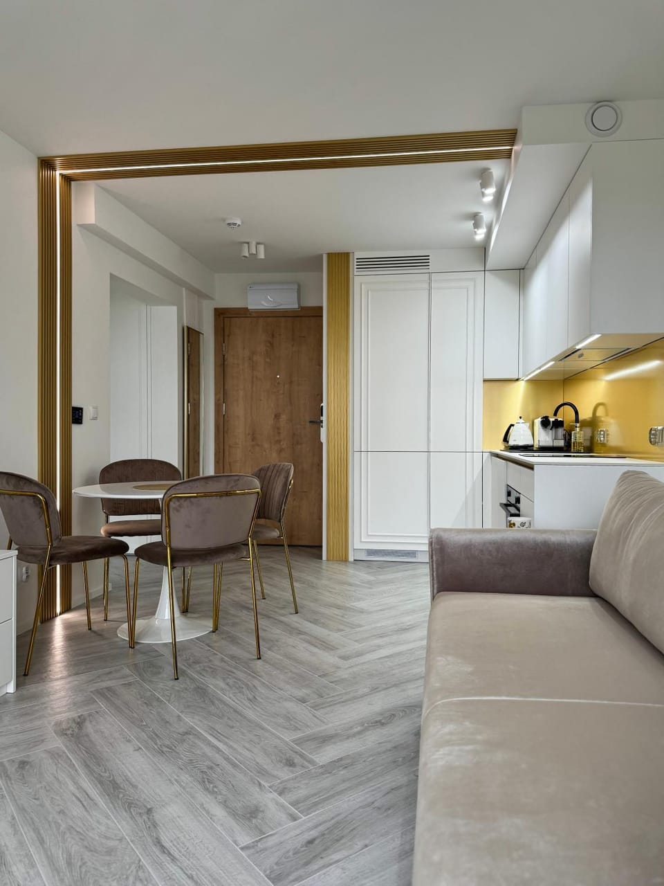 Kitchen or kitchenette, Living room, Seating area, Dining area