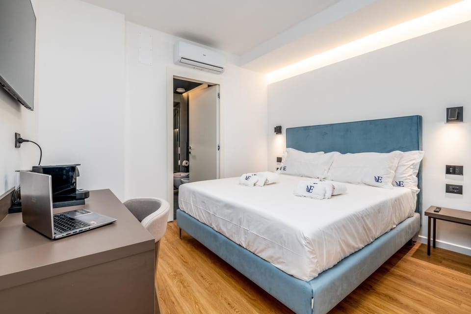 Bed, TV and multimedia, Photo of the whole room, Bedroom, towels