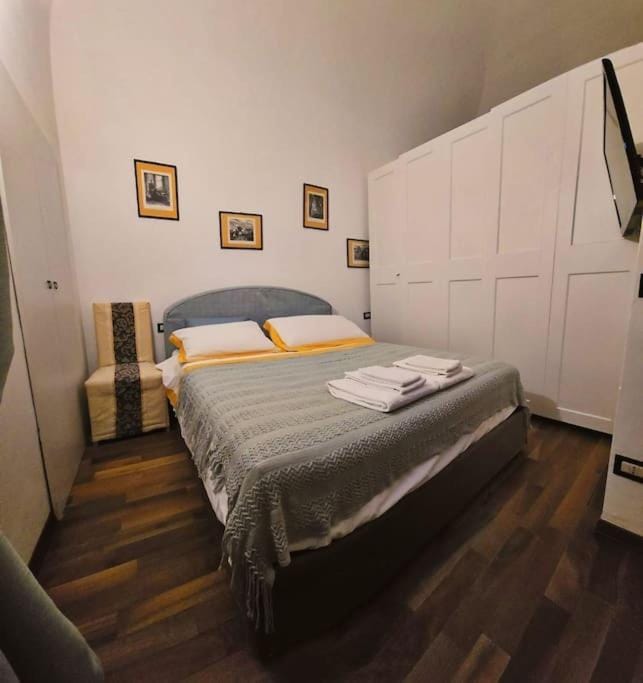 Bed, TV and multimedia, Photo of the whole room, Bedroom, towels, wardrobe