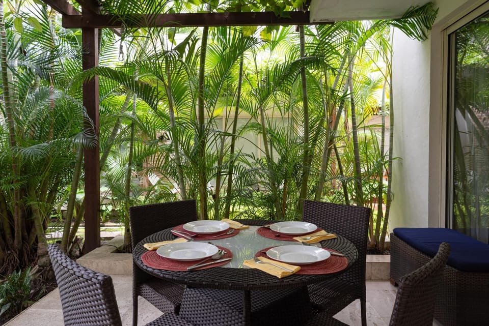 Patio, Day, Natural landscape, Garden, Dining area, Garden view