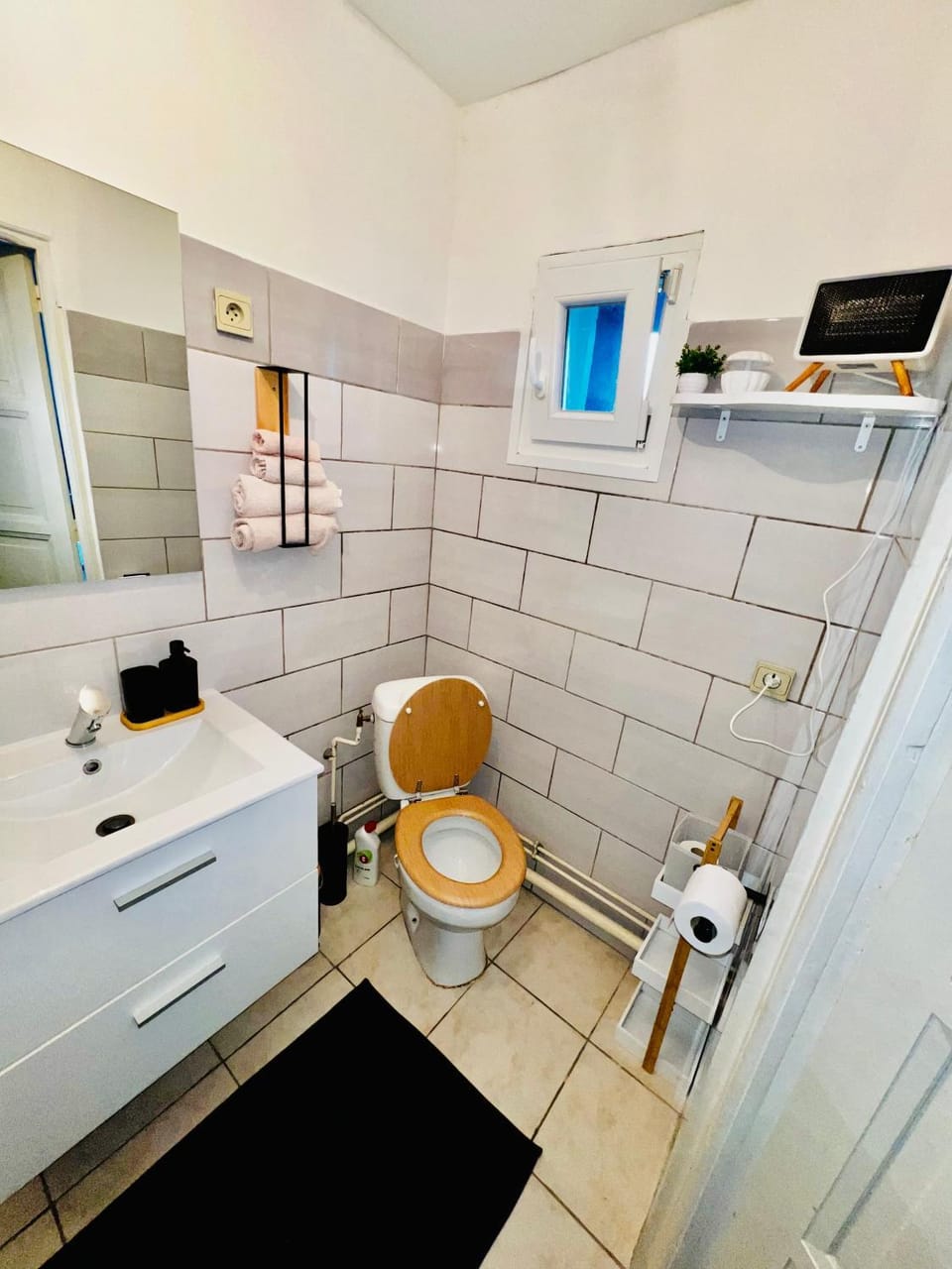 Shower, Toilet, Bathroom, towels