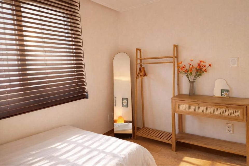 Photo of the whole room, Bedroom, wardrobe