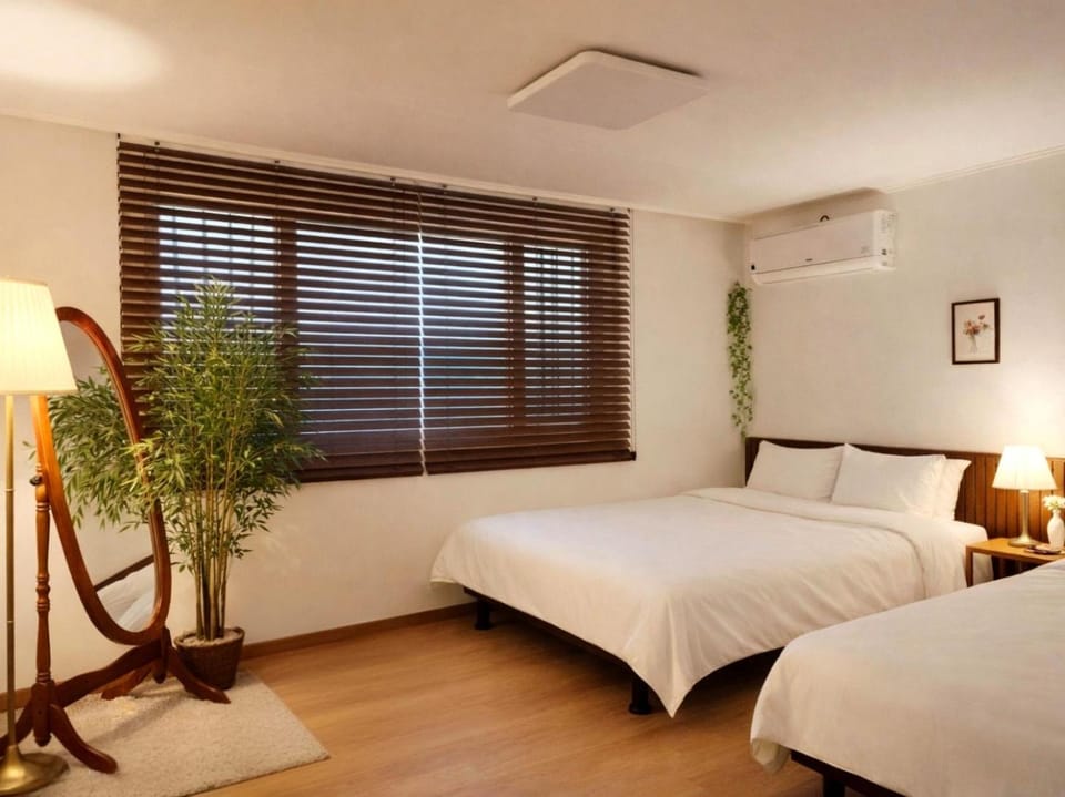 Bed, Photo of the whole room, Bedroom, air conditioner