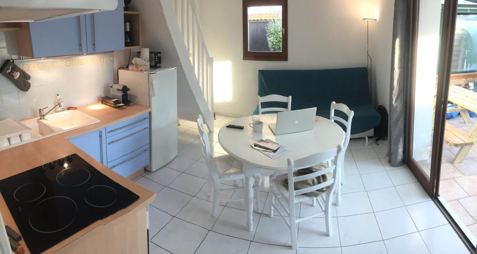 Kitchen or kitchenette, Living room, Seating area, Dining area, oven, pet friendly, stove