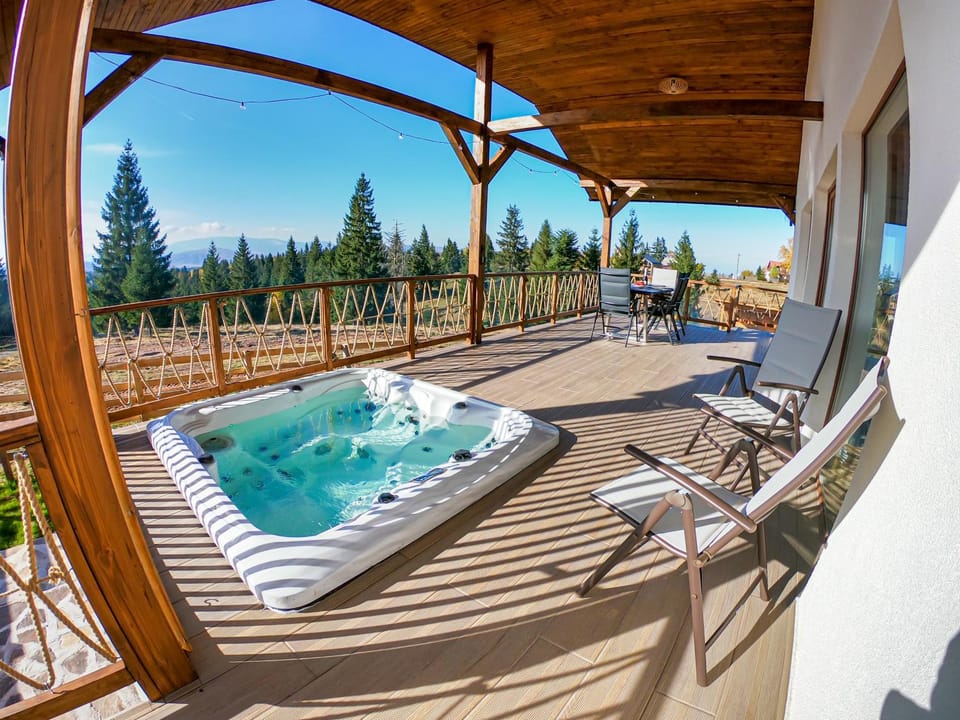 Natural landscape, Hot Tub, Balcony/Terrace, Seating area, sunbed