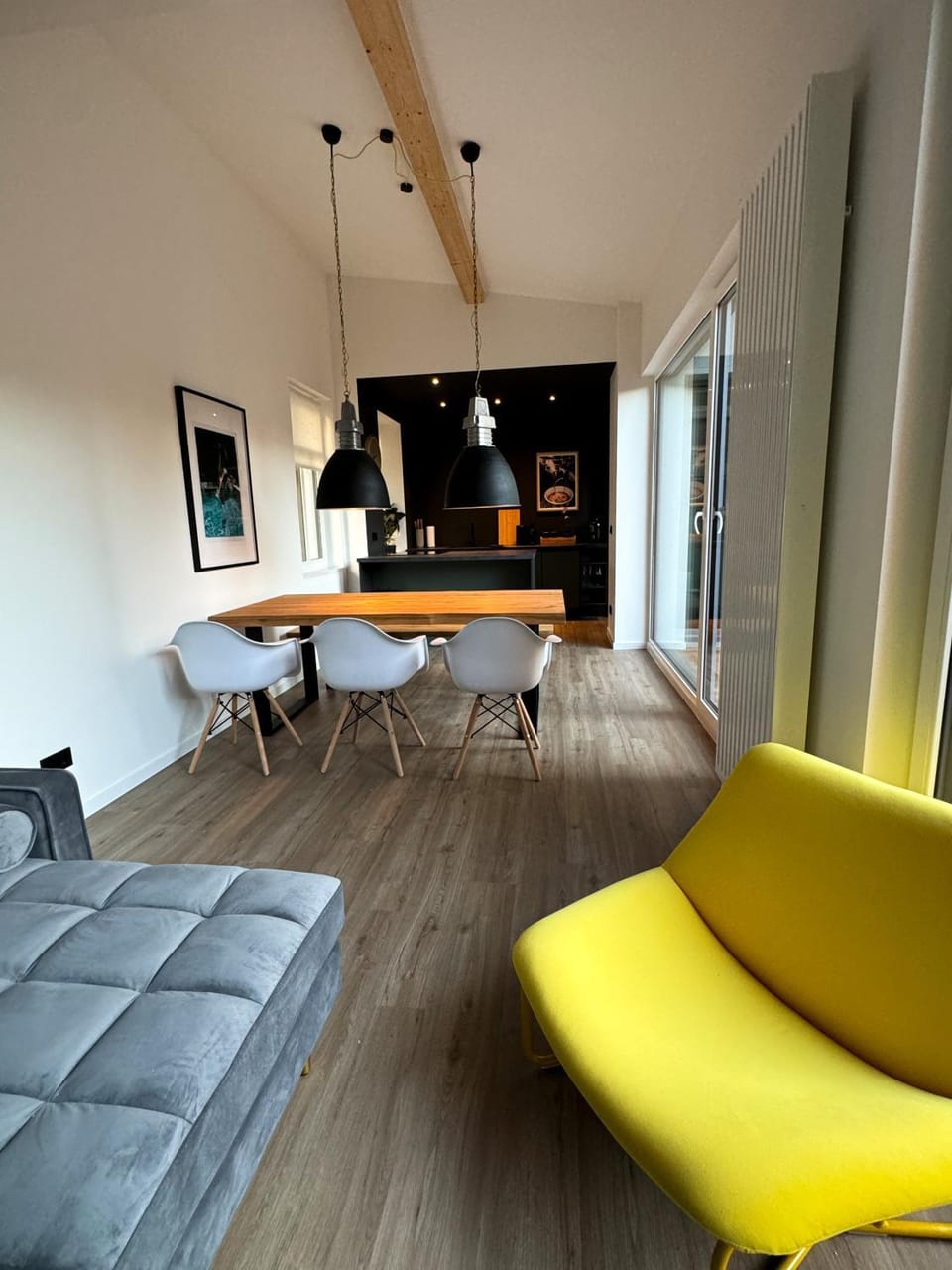 Kitchen or kitchenette, Living room, Seating area, Dining area