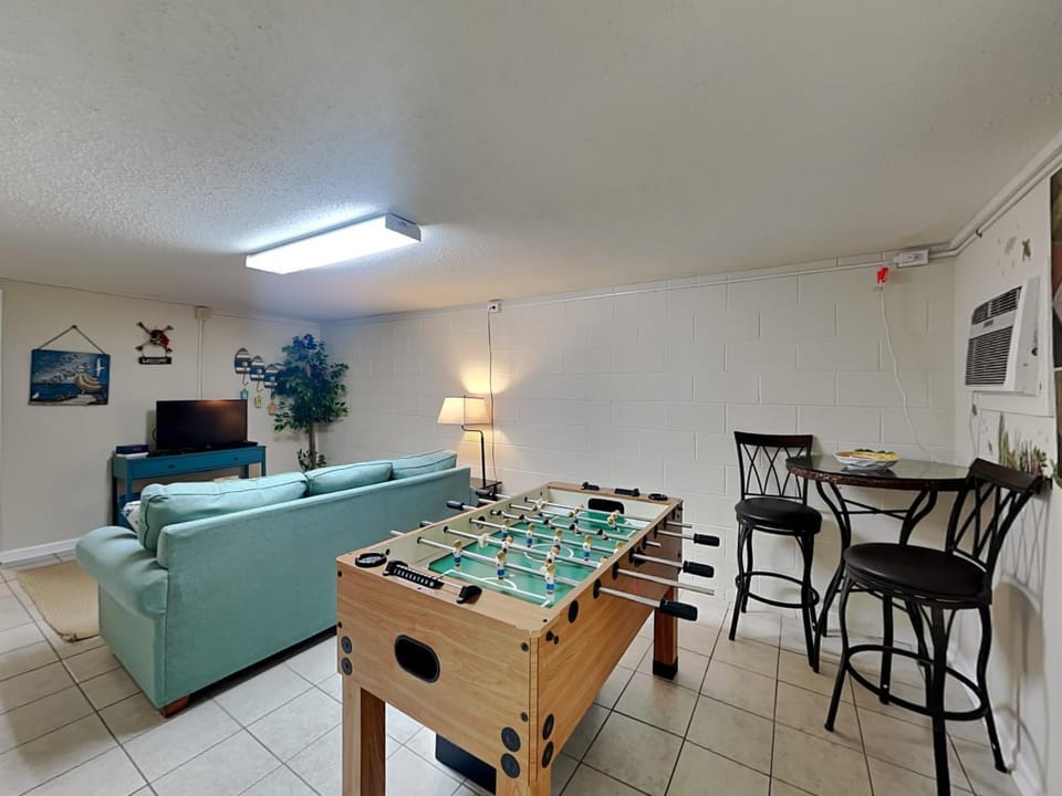 Game Room, TV and multimedia, Living room, Seating area, Dining area, furniture, air conditioner