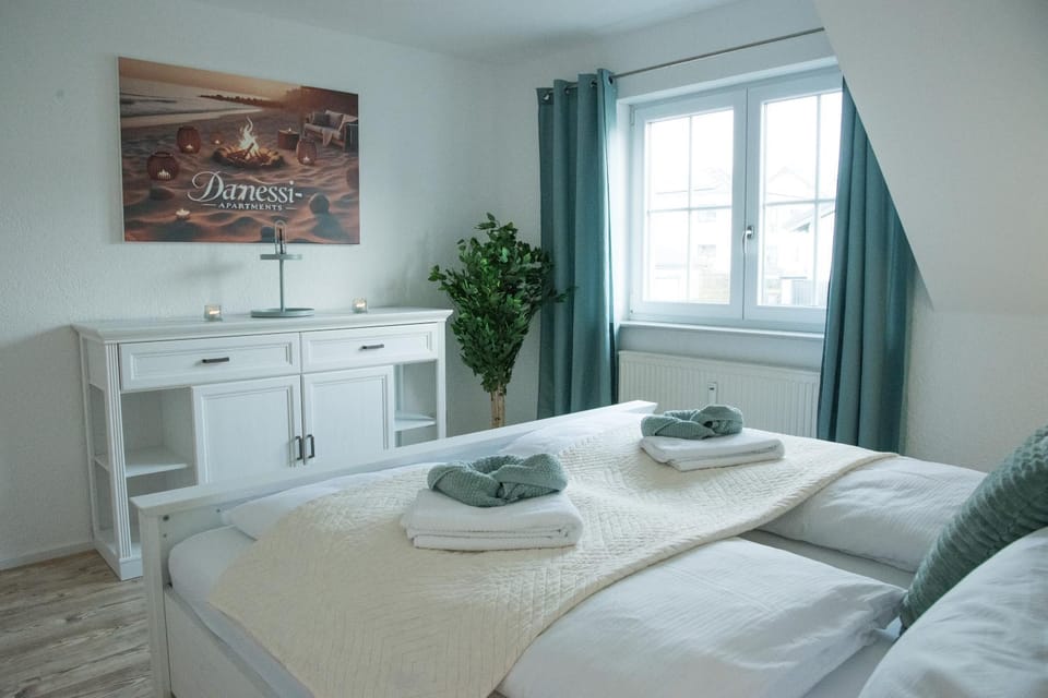 Bed, Bedroom, flat iron, heating, towels