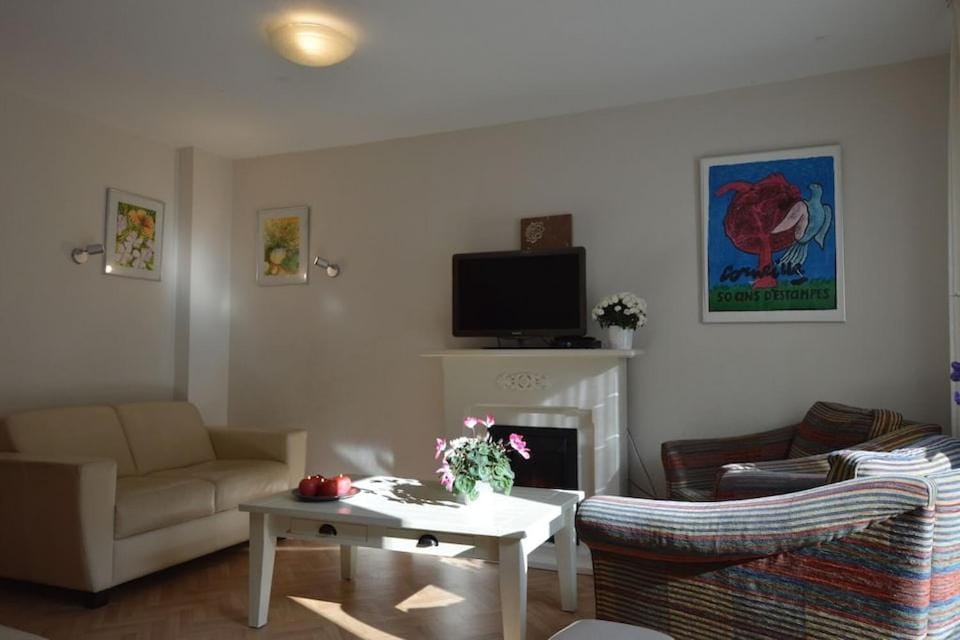 Communal lounge/ TV room, TV and multimedia, Living room, Seating area, Evening entertainment