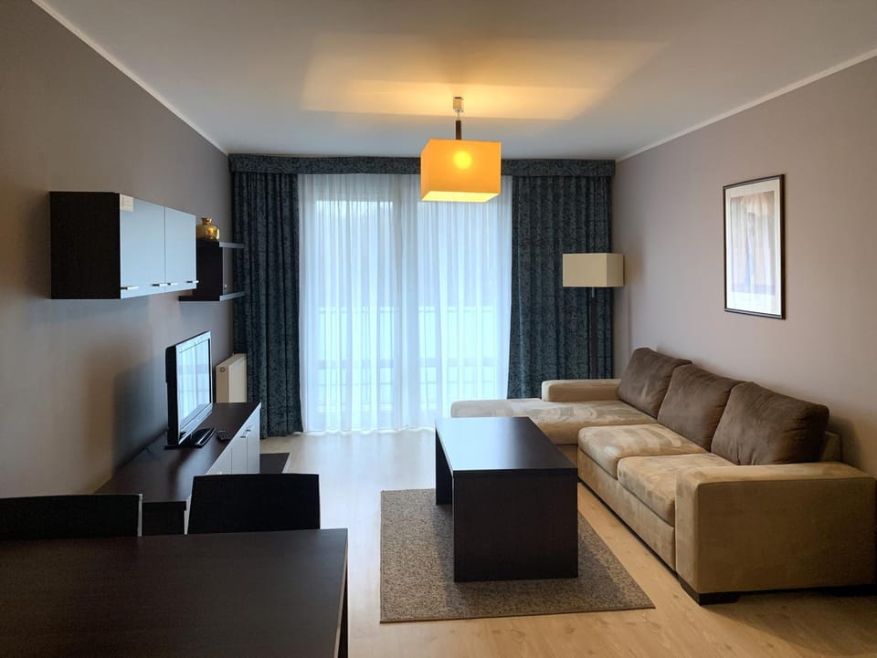 Communal lounge/ TV room, TV and multimedia, Living room, Photo of the whole room, Decorative detail, Seating area