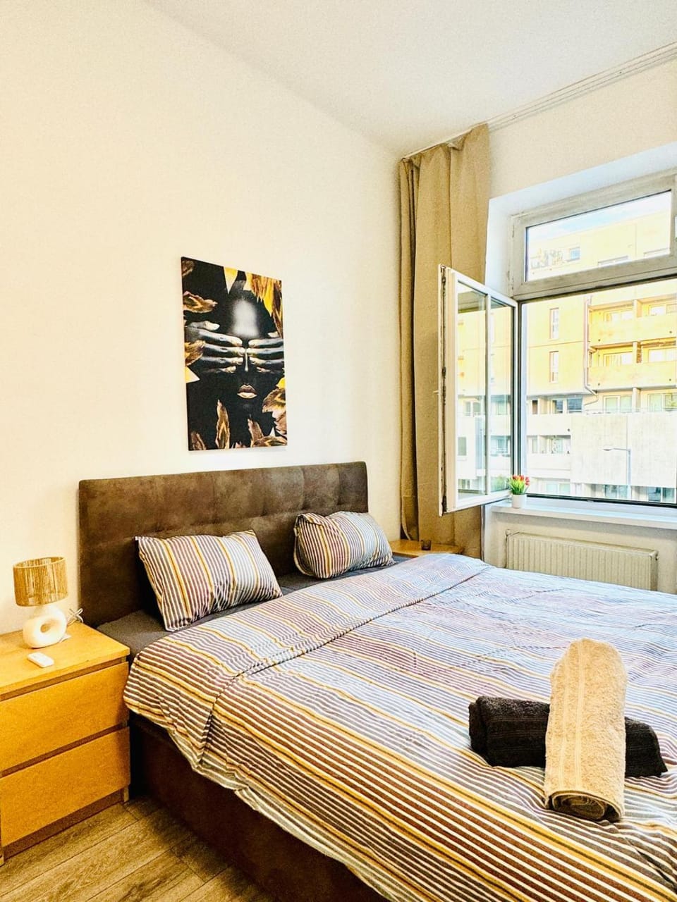 Bed, Bedroom, towels