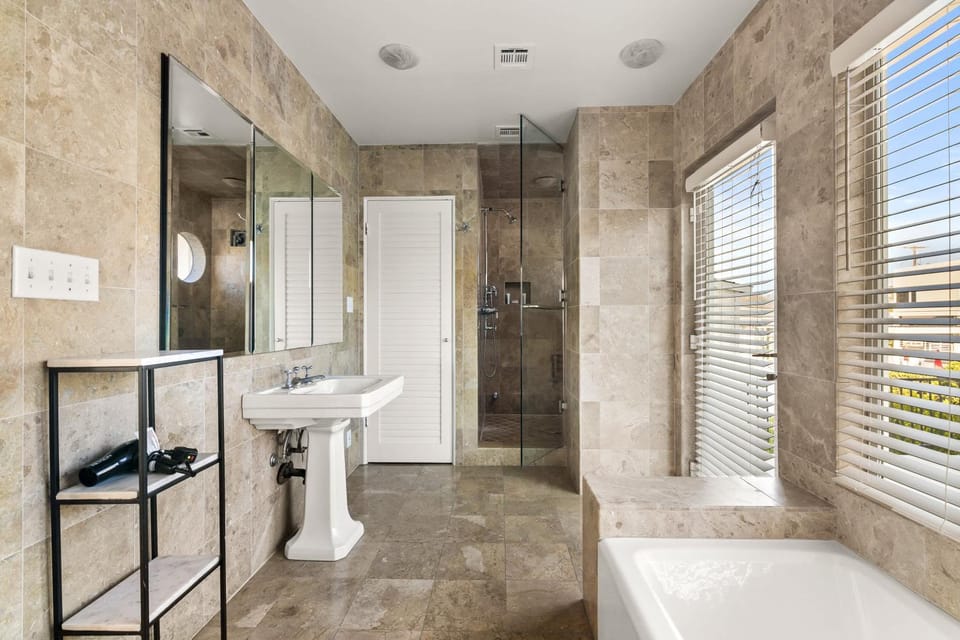 Sea Serenity Coastline Views and Pool House in La Jolla Shores