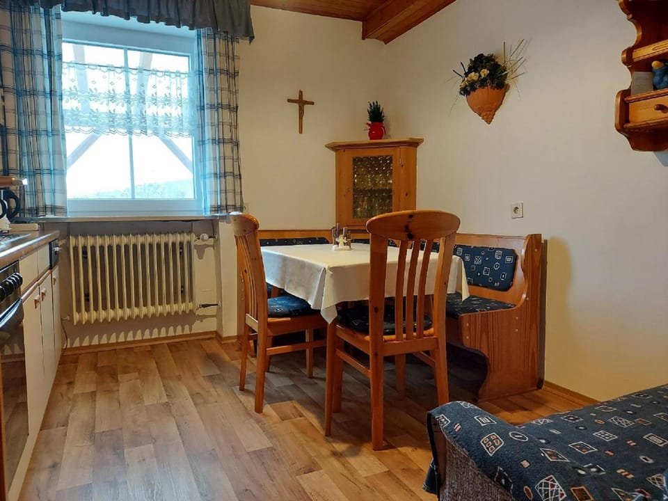Kitchen or kitchenette, Seating area, Dining area