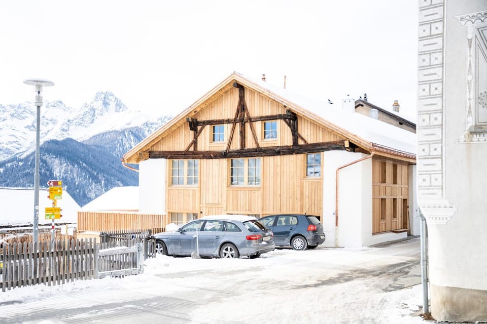 Property building, Day, Natural landscape, Winter, Mountain view, Location, Parking