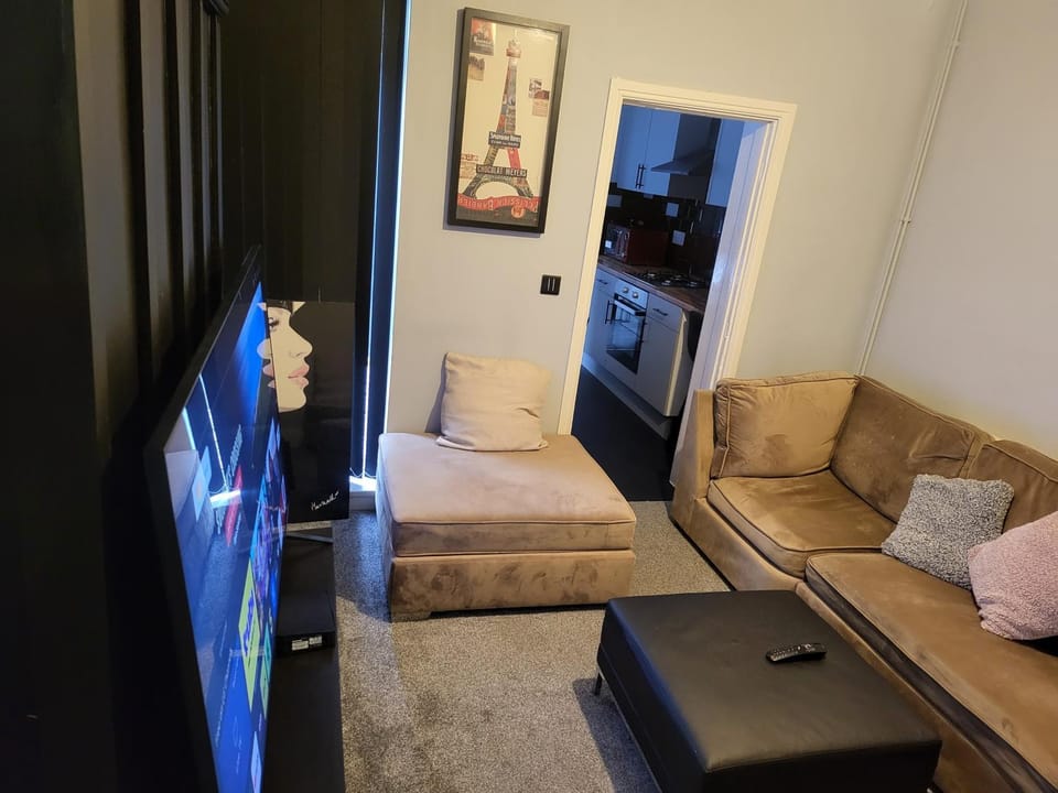 Apartment - Sleeps 5 - Great Location - Parking Apartment in Stoke-on-Trent