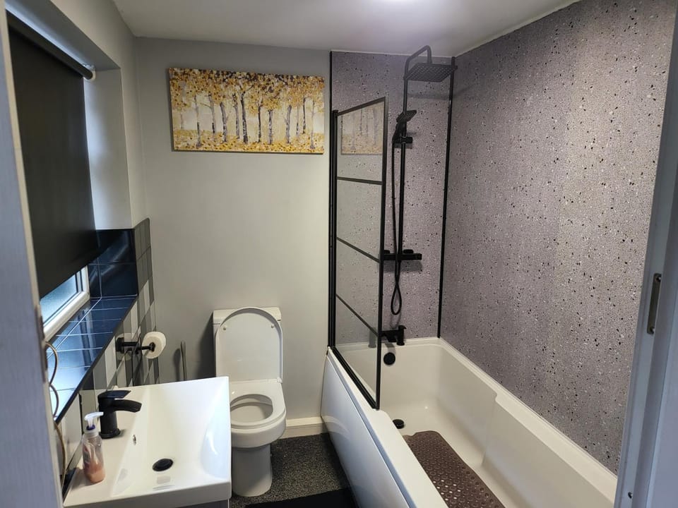 Apartment - Sleeps 5 - Great Location - Parking Apartment in Stoke-on-Trent