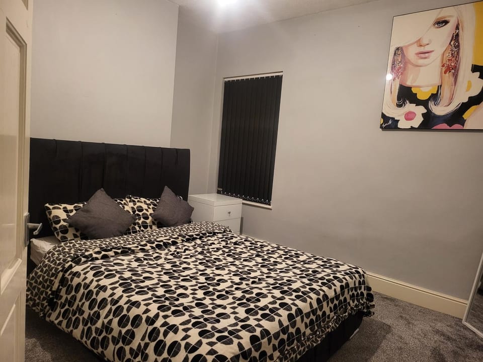 Apartment - Sleeps 5 - Great Location - Parking Apartment in Stoke-on-Trent
