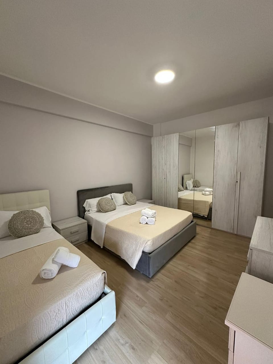 Photo of the whole room, towels