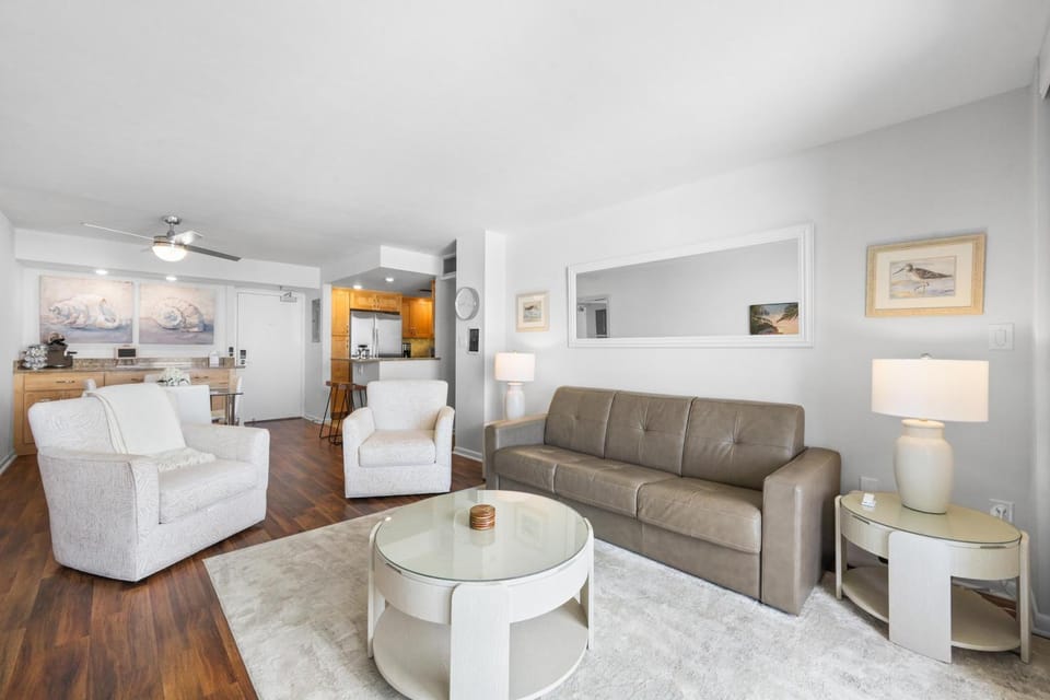 Penthouse beachfront condo with pool/fitness/grills House in Marco Island