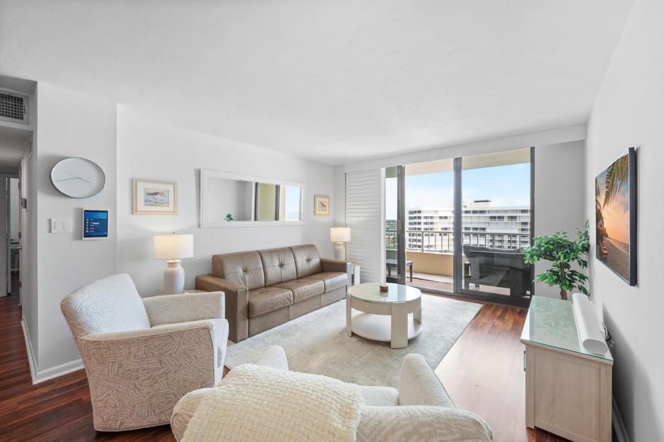 Penthouse beachfront condo with pool/fitness/grills House in Marco Island
