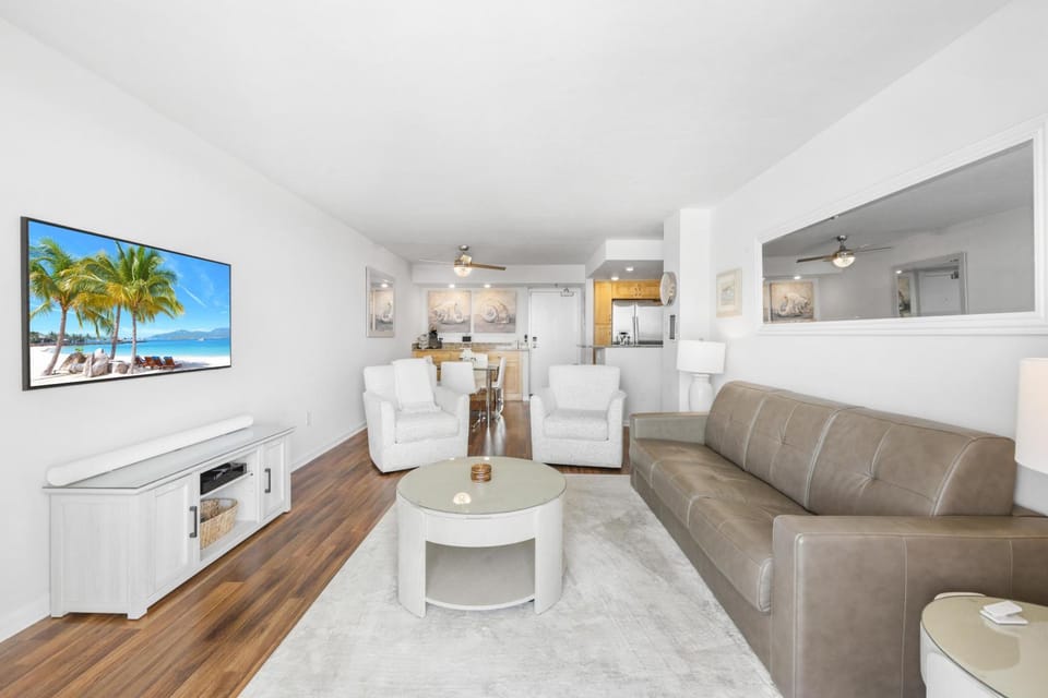 Penthouse beachfront condo with pool/fitness/grills House in Marco Island