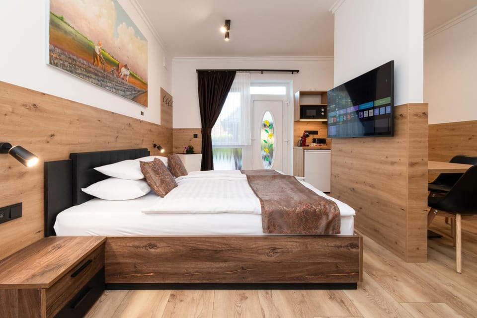 Bed, TV and multimedia, Bedroom