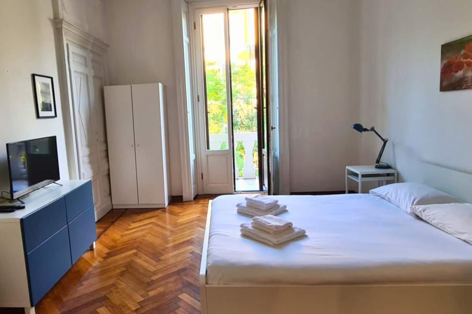 Bed, TV and multimedia, Photo of the whole room, Bedroom, towels