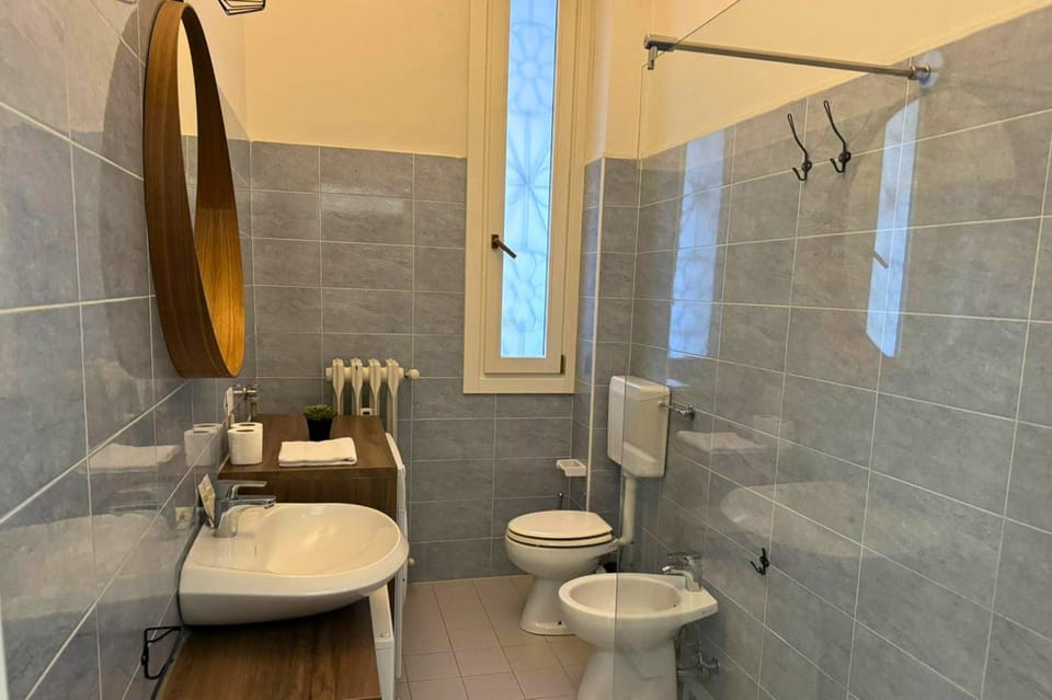 Shower, Toilet, Bathroom, bidet, towels