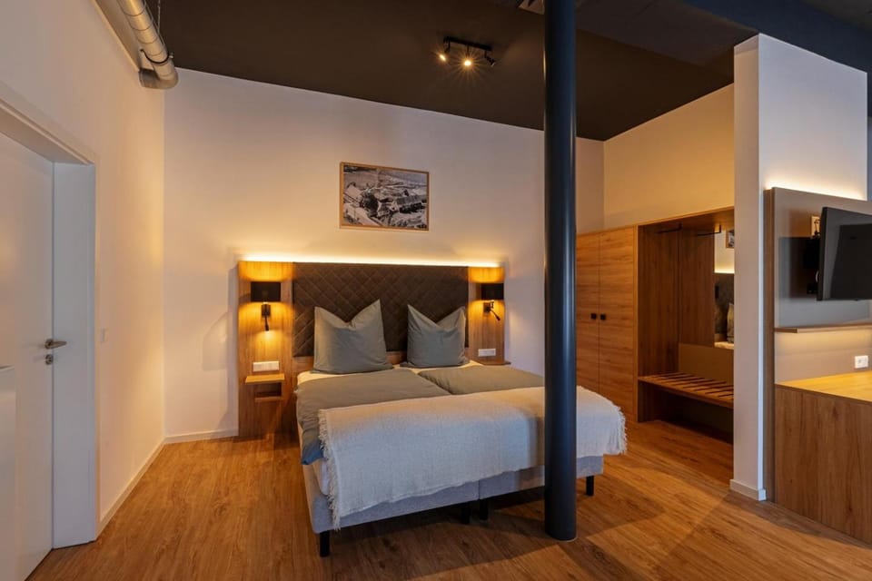 Bed, TV and multimedia, Photo of the whole room, Decorative detail, Seating area, Bedroom, wardrobe
