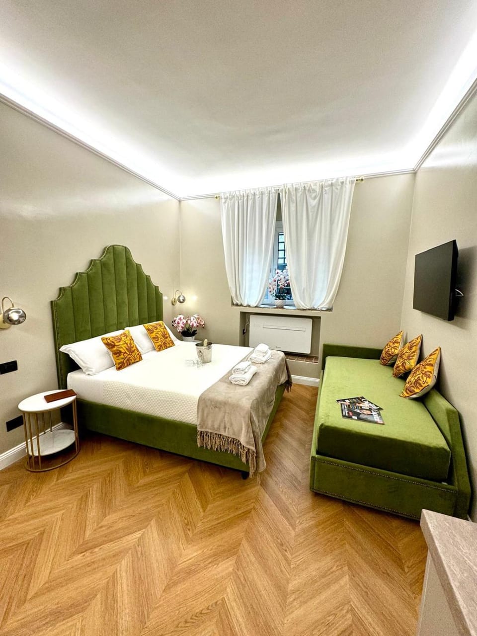 Bed, TV and multimedia, Living room, Photo of the whole room, Seating area, Bedroom