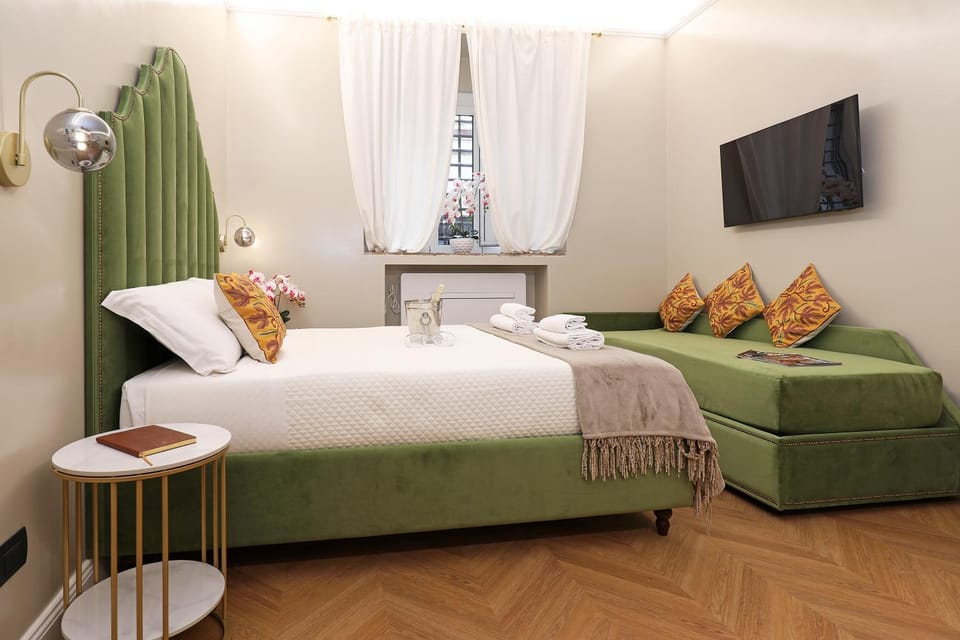 Bed, TV and multimedia, Photo of the whole room