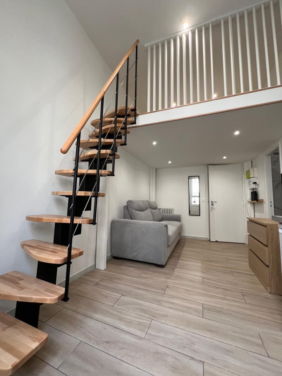 Bed, Living room, Photo of the whole room, Seating area, Bedroom