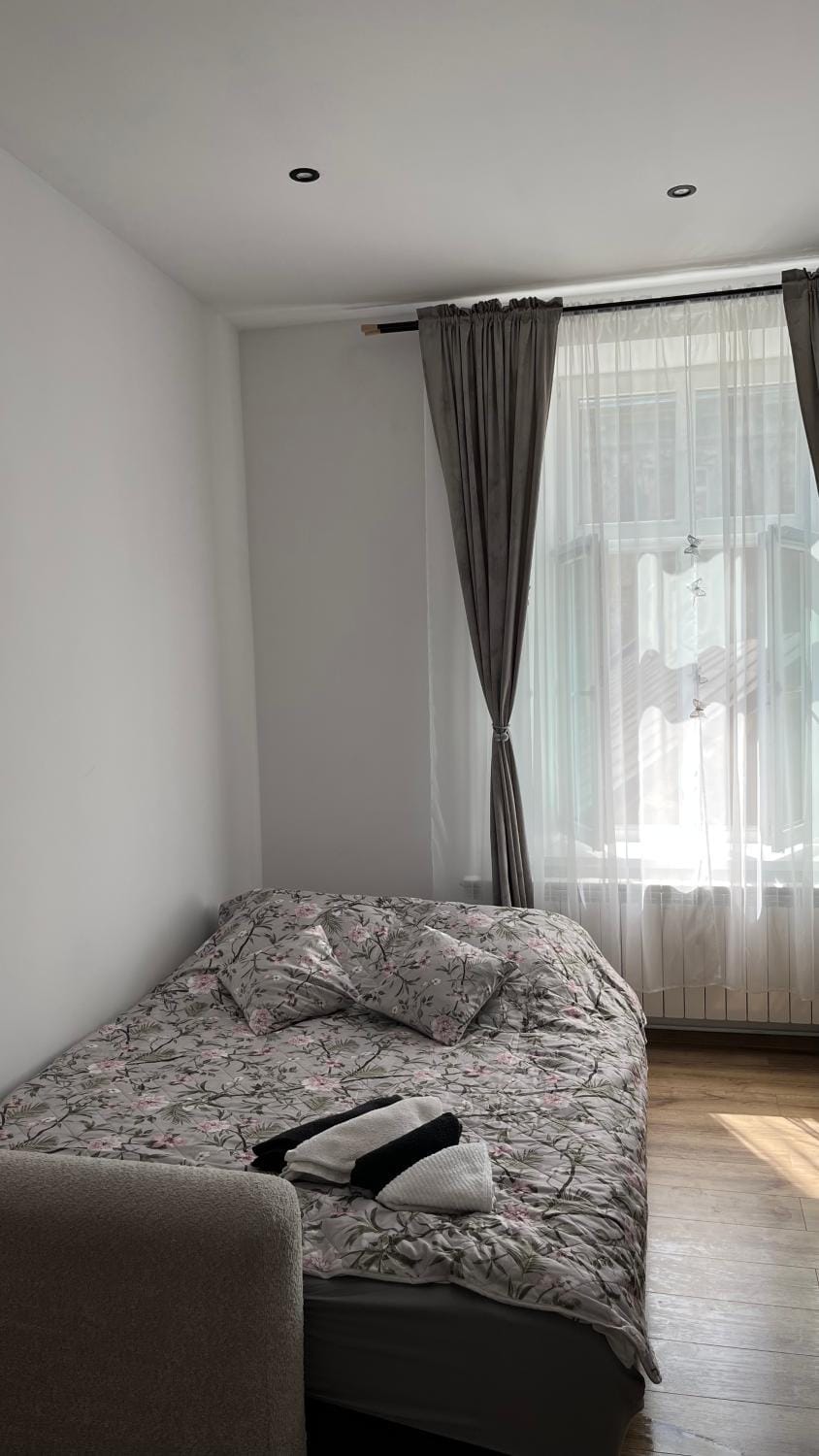 Bed, Photo of the whole room, Bedroom, towels