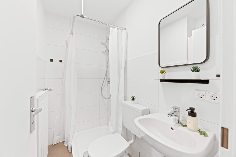 Shower, Toilet, Bathroom, towels