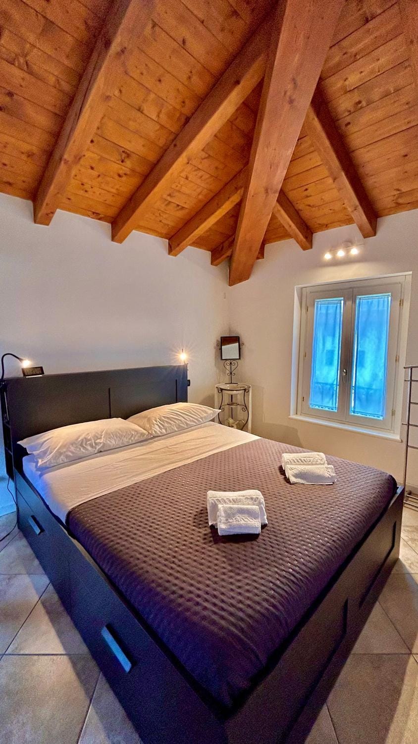Bed, Photo of the whole room, Bedroom, towels