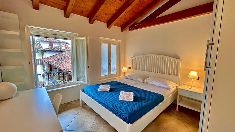 Bed, View (from property/room), Photo of the whole room, Bedroom, towels