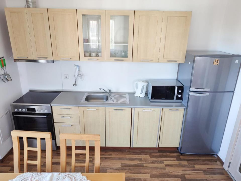 Coffee/tea facilities, Kitchen or kitchenette, dishwasher, oven, stove, toaster