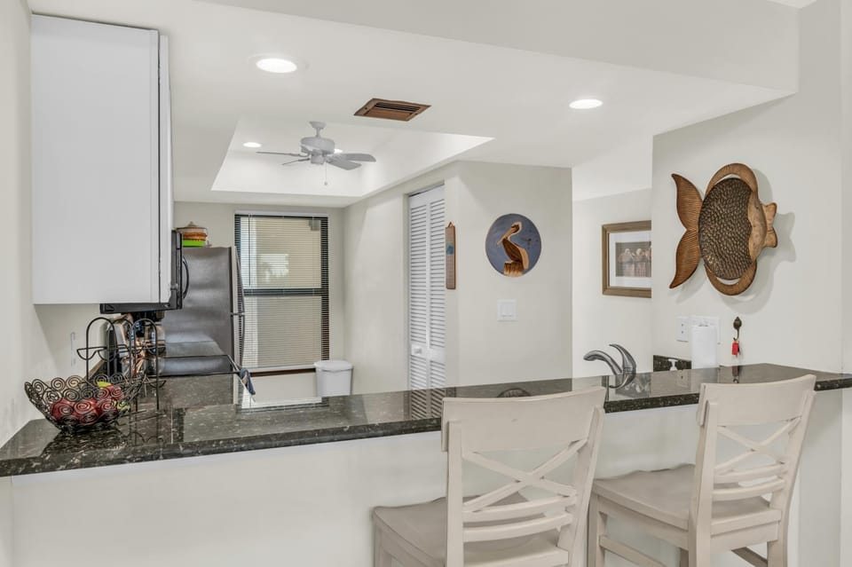 Top Floor 2 Bed Condo I Close Walk to Beach Apartment in Marco Island