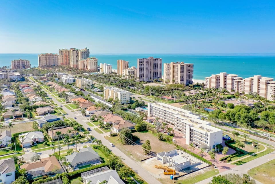 Top Floor 2 Bed Condo I Close Walk to Beach Apartment in Marco Island