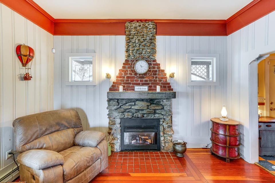 Lake Views & Dock Access - Pittsfield Cottage! House in Lanesborough